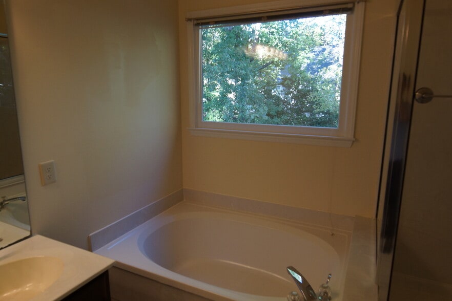 Building Photo - 204 Swiss Lake Dr