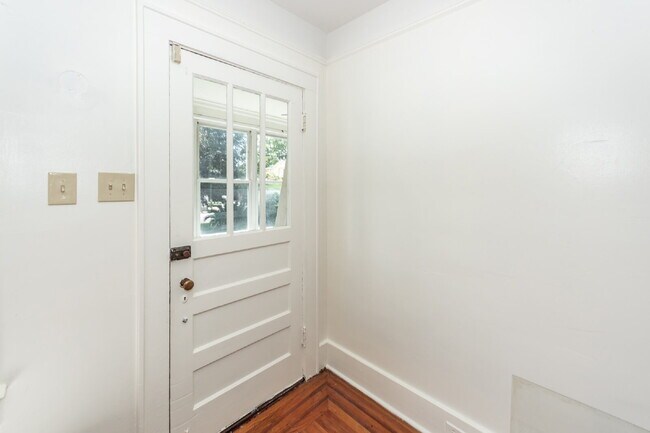 Building Photo - 25 8th Ave