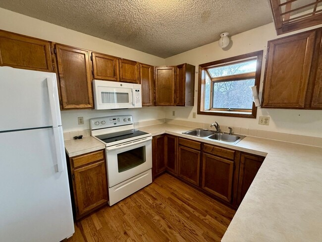 Building Photo - Large 4 Bedroom/2 Bath Bi-Level Home with ...