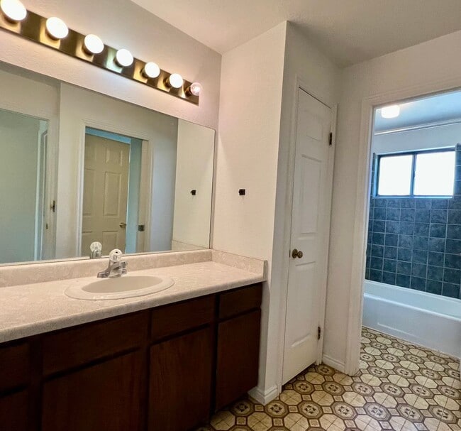 Building Photo - 508 E 7th St