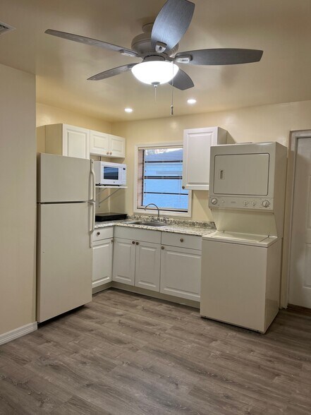 Kitchen - 836 Lake Martha Dr NE