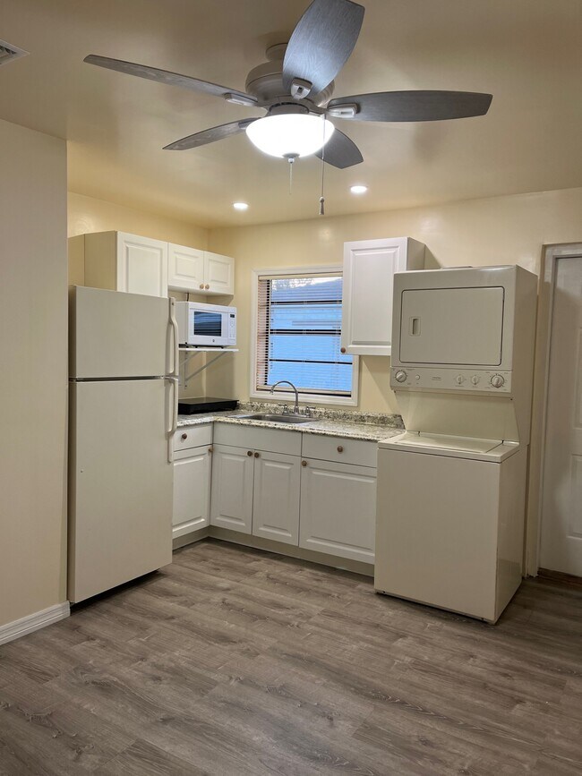 Kitchen - 836 Lake Martha Dr NE