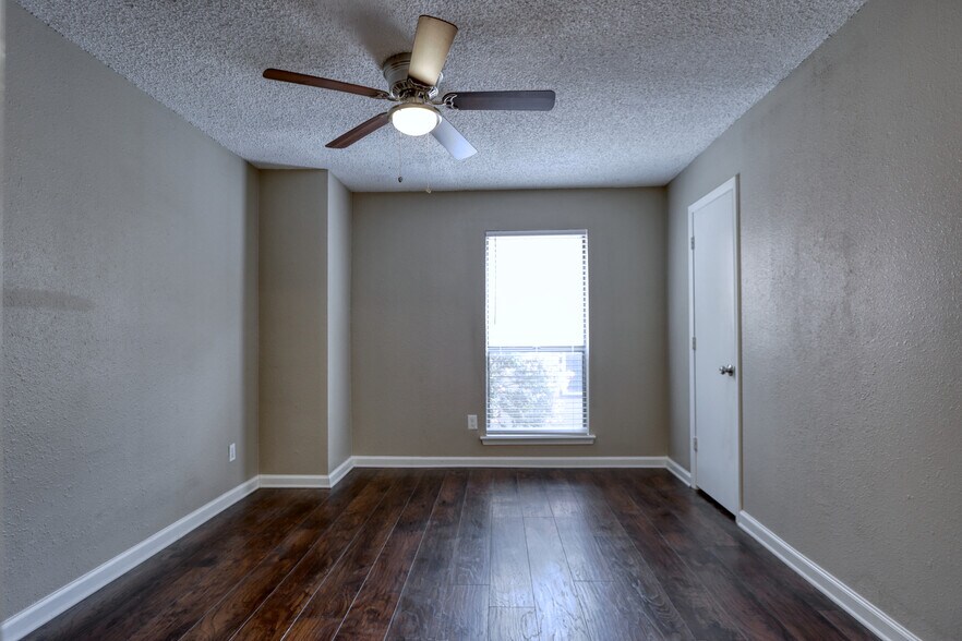 Building Photo - 711 Harbour Town Dr