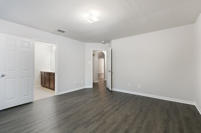Building Photo - Luckey Ranch Single Story 3 bedroom with d...