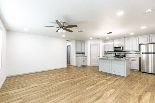 Building Photo - Move In Special On This Luxurious Townhome...