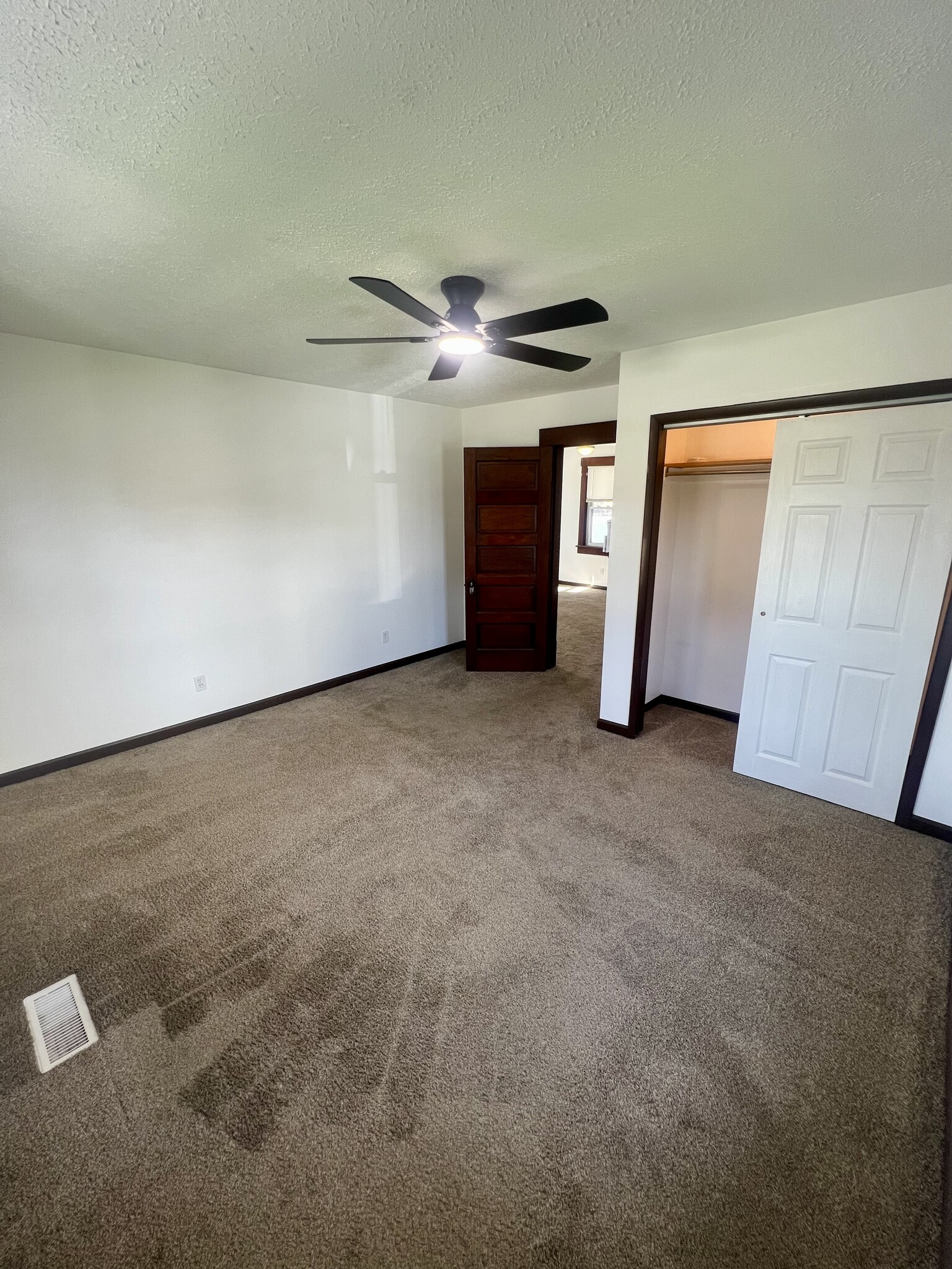 Grand Bedroom - 221 Charlotte St NW