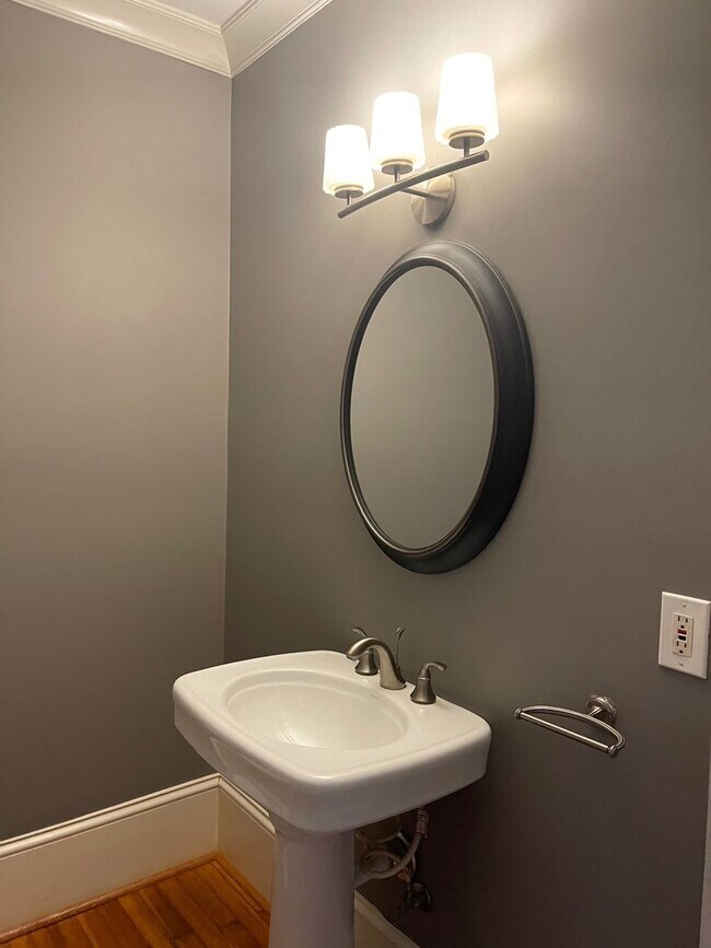 Building Photo - Sylvan Park bungalow, 4508 Park Ave.  2br,...