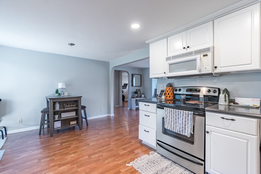 Building Photo - 226302 Swan Ave