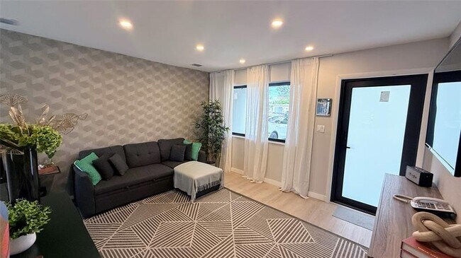 Building Photo - 433 NW 15th Way