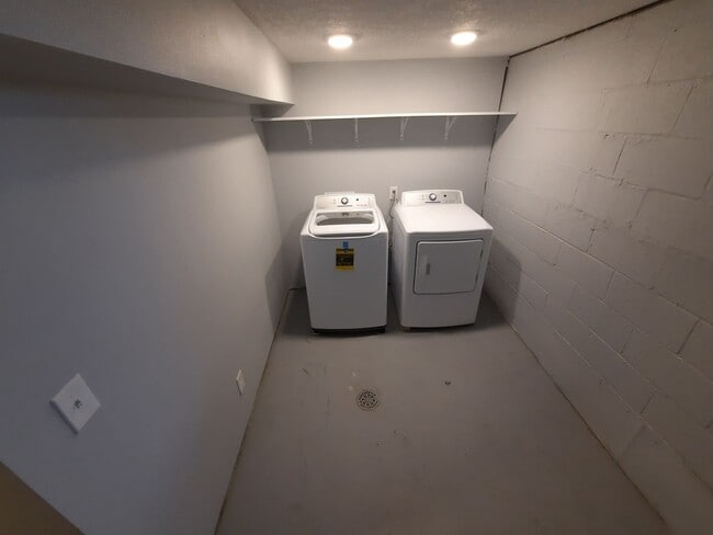 Building Photo - 2 Bedroom 1 Bathroom