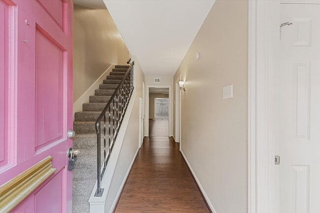 Building Photo - Updated 2-Bed, 2.5-Bath Condo in Sought-Af...