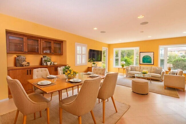 Building Photo - Beautiful + Spacious 4 bedroom/3 bath/3 Ca...