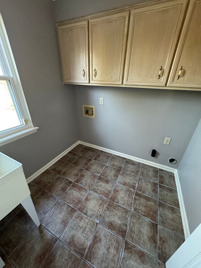 Building Photo - ** AVAILABLE NOW ** in Waterford Subdivision