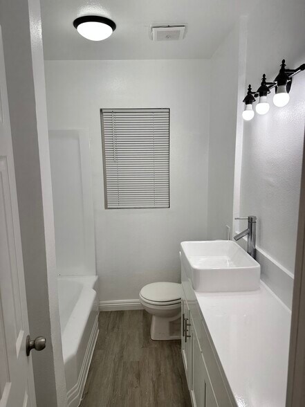 Bathroom - 4836 Park Ave