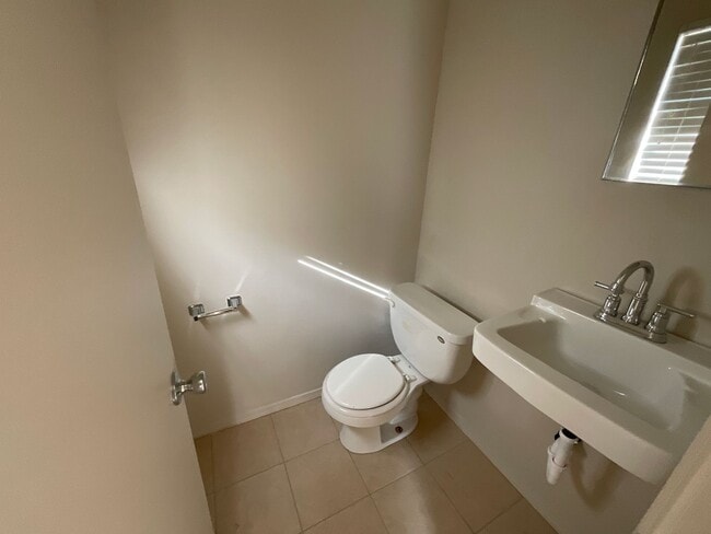 Building Photo - 1009 SW 65th St