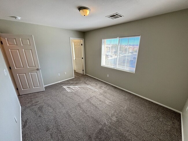 Building Photo - Beautiful 4Bed/2.5 Bath/2Car 2 Story Home nestled in this beautiful Southwest Community near Rhod...