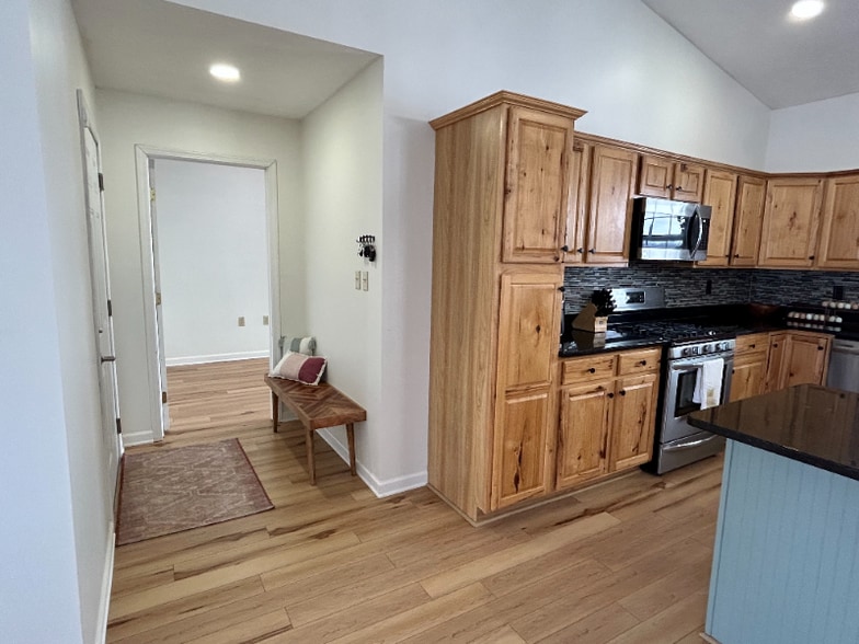 Building Photo - 40020 Selos Rd