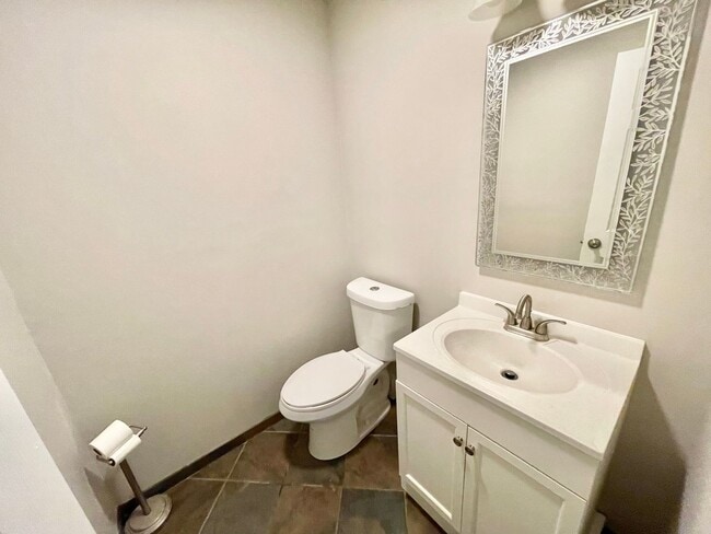Building Photo - 3 Bed-1.5 Bath Condo In Avon Lake