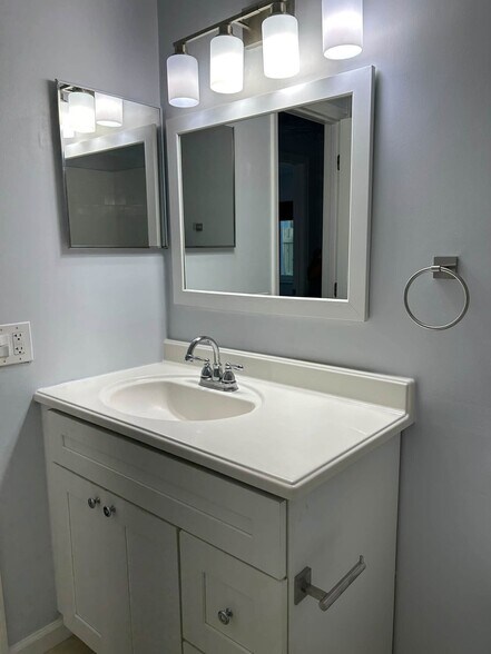 Spacious, bright area for getting ready! - 7669 SE James St