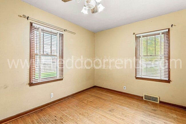 Building Photo - 328 N Post Rd