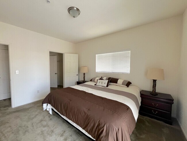 Building Photo - 3550 Bay Sands Dr