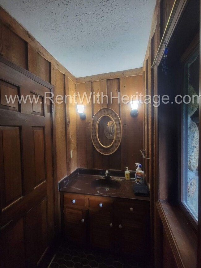 Building Photo - Charming Cabin Style Home on 1.3 Acres / F...