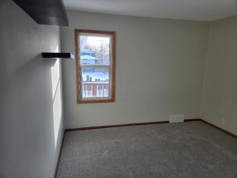 Building Photo - 301 W 2nd St