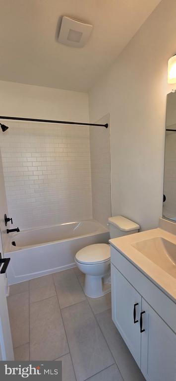 Building Photo - 1152 Broad Lk Dr