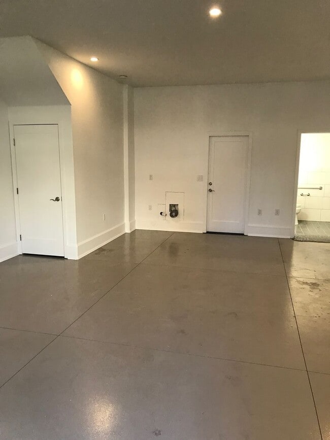 Building Photo - 2 Bedroom 2 bath Downtown Unit with $500 O...