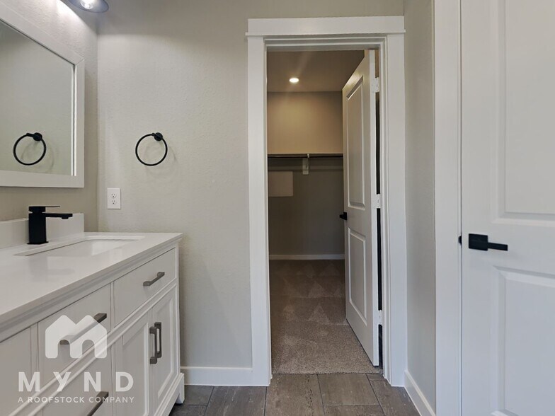 Building Photo - 6722 Parker Oaks Ln