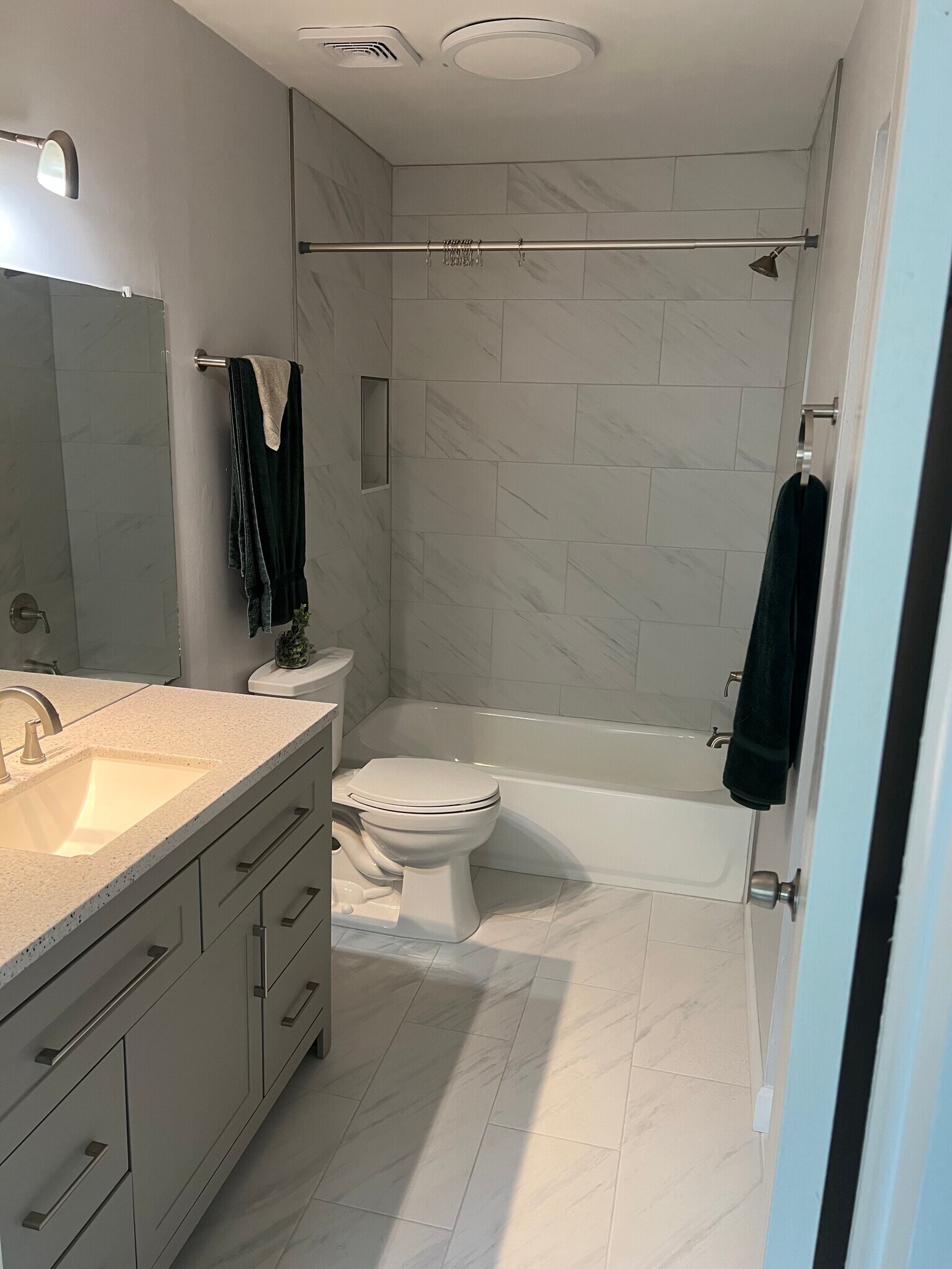 Full tub and shower - 152 Douglas Rd W