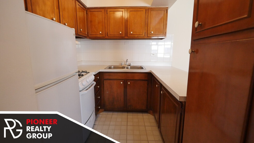 Building Photo - 524 W Oakdale Ave