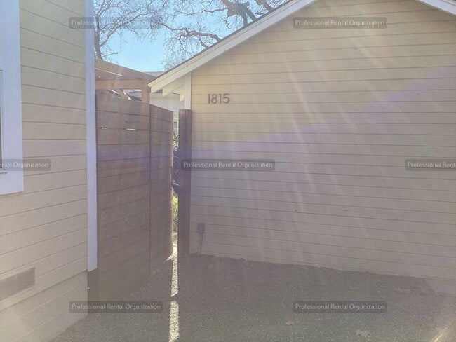 Building Photo - Wine Country Living at Its Finest