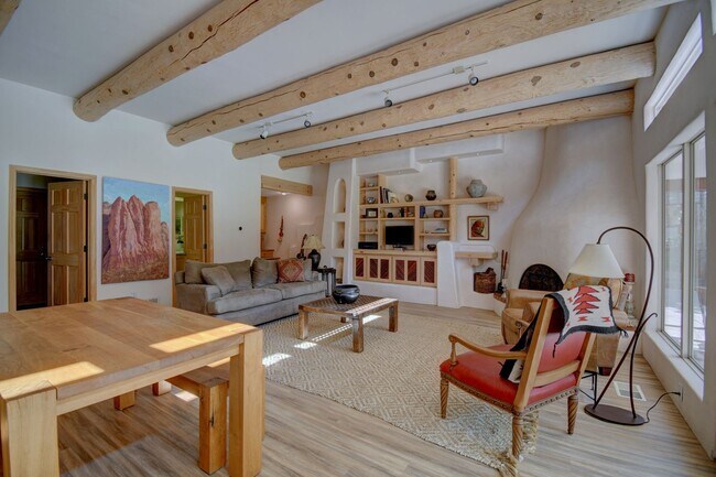 Building Photo - Executive 4 bedroom NE Heights home
