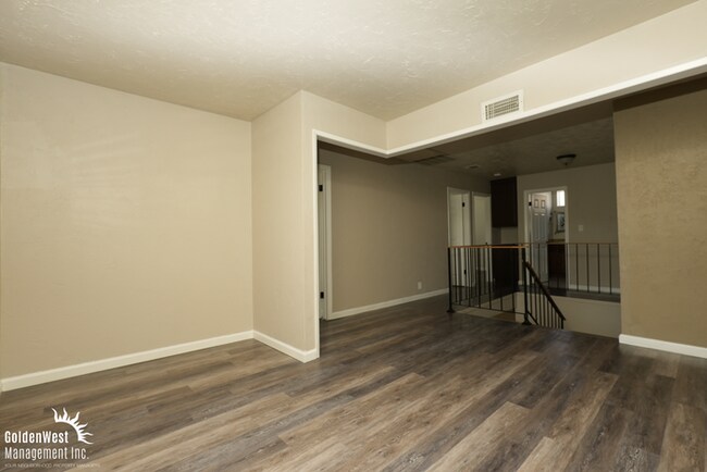 Building Photo - Spacious 4Bdm 2.5Ba Home with Loft in Las Vegas