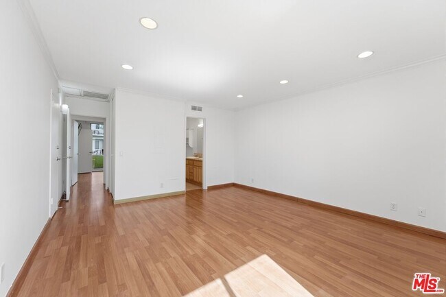 Building Photo - 100 S Doheny Dr