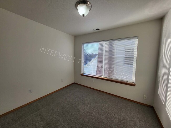 Building Photo - 3 Bed NE Pdx Home w/Gas Fireplace, Garage,...