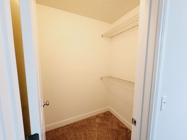 Building Photo - 5040 E Hedgerow Dr