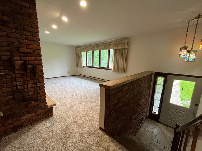 Building Photo - Lakeside 5 Bedroom 3 Bath Home!