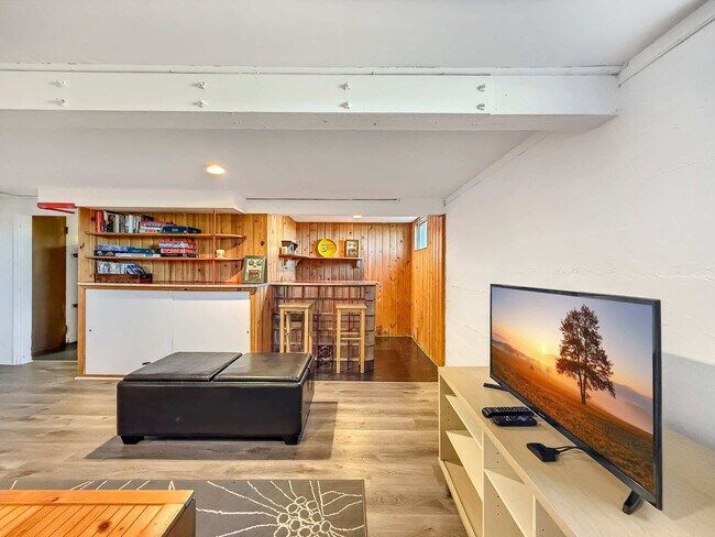 Building Photo - 1430 W Hendrickson Rd