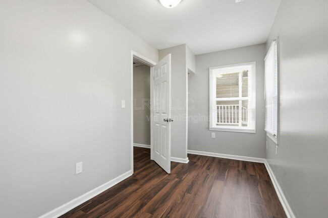 Building Photo - 2338 W Madison St