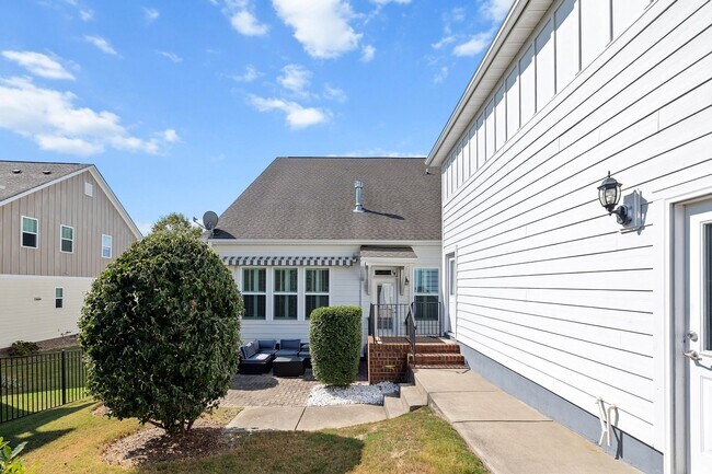 Building Photo - 4 Bedroom Home with Finished Flex Space Ab...