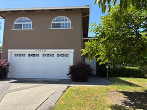 Building Photo - Beautiful 4 bedroom, 3 bathroom two-story home for rent in the highly desirable Mission San Jose ...