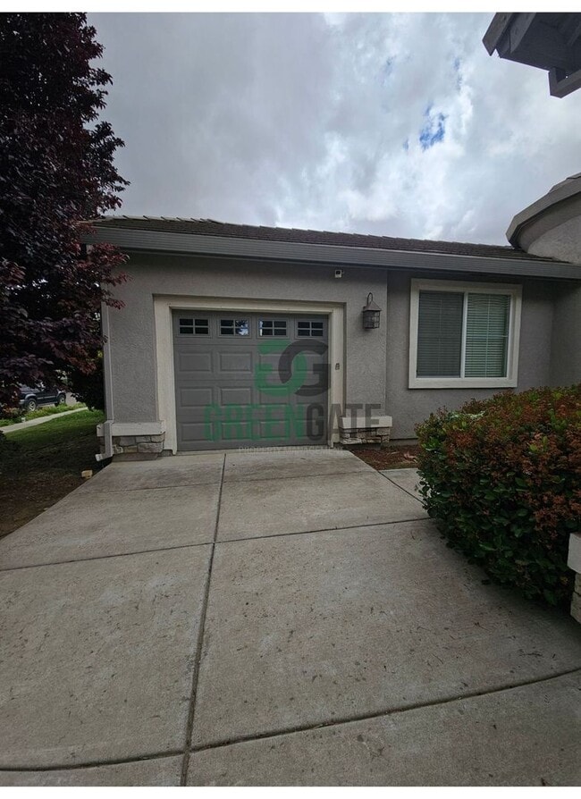 Building Photo - Spacious 4 Bedroom 3 Bath in Patterson! AV...