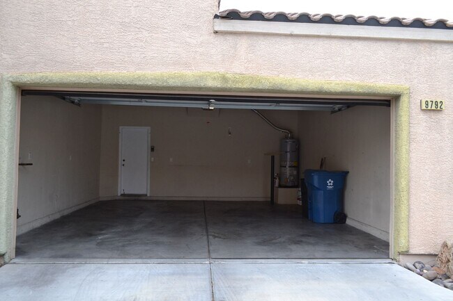 Building Photo - SW - 3 BEDROOMS PLUS LOFT SPACE