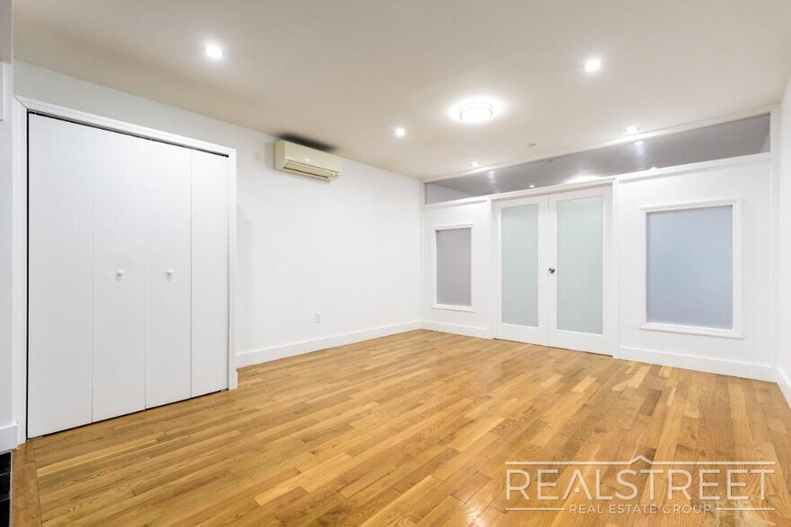 Building Photo - LUXURY LOFT in Queens!
