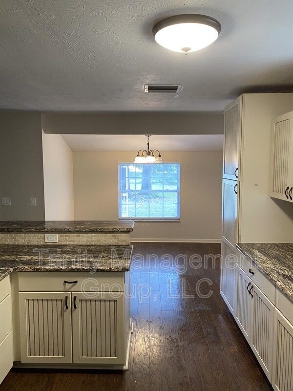 Building Photo - 740 Knowles Rd