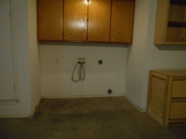 Building Photo - 3/2/2 near Earl Crow Park