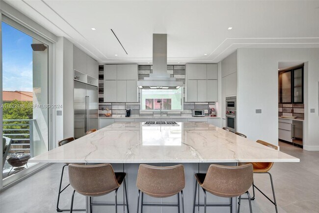 Building Photo - 305 Oak St