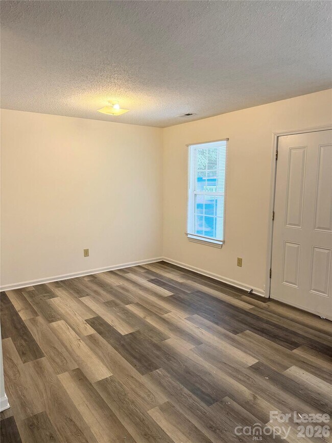 Building Photo - 1208 W Walnut Ave